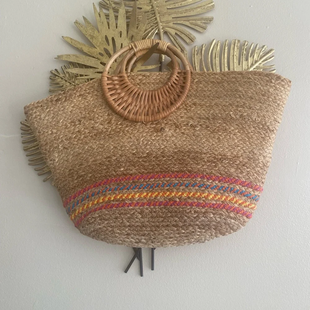 Stylish Straw Tote with Vibrant Stripes